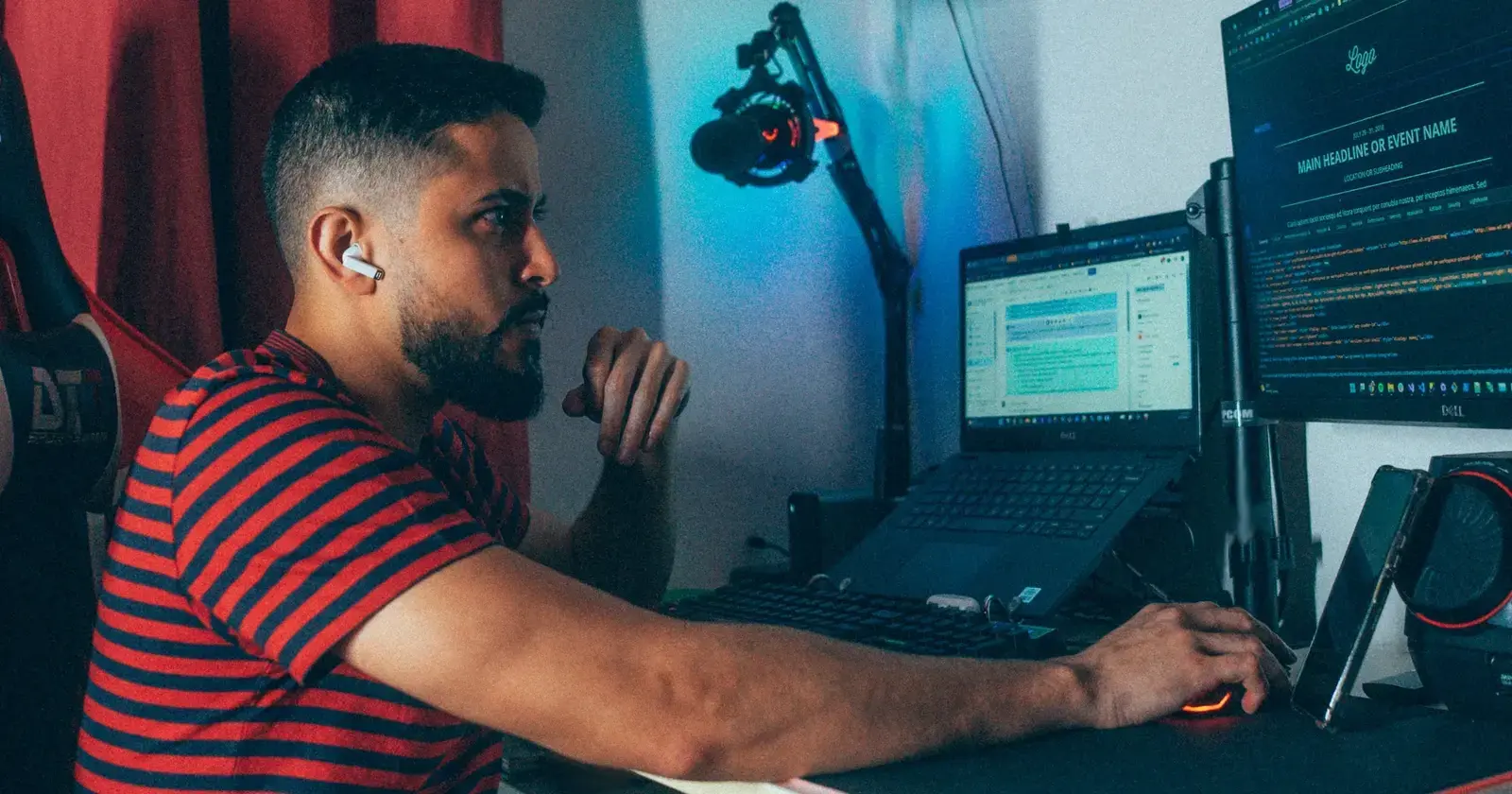 Pedro Seixas trabalhando, com código aberto em dois monitores